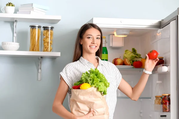 Молода Жінка Кладе Свіжі Продукти Ринку Холодильник — стокове фото
