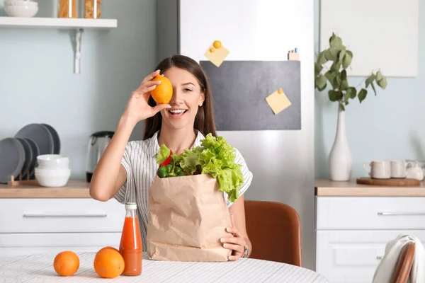 Femeie Tânără Produse Proaspete Piață Acasă — Fotografie, imagine de stoc