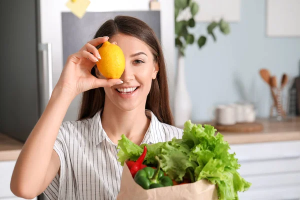 Jeune Femme Avec Des Produits Frais Marché Maison — Photo