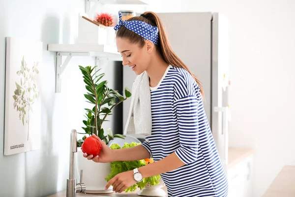 Vacker Ung Kvinna Tvätta Färska Grönsaker Köket — Stockfoto