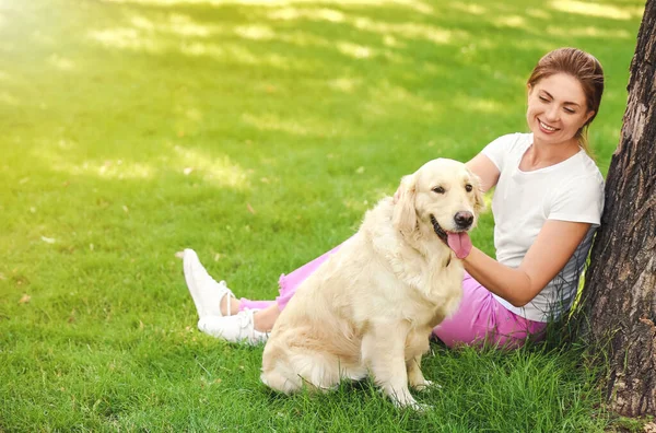 若いです女性とともに可愛いです犬で公園 — ストック写真