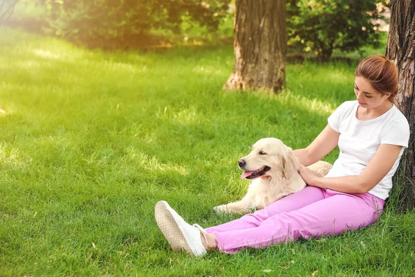 若いです女性とともに可愛いです犬で公園 — ストック写真