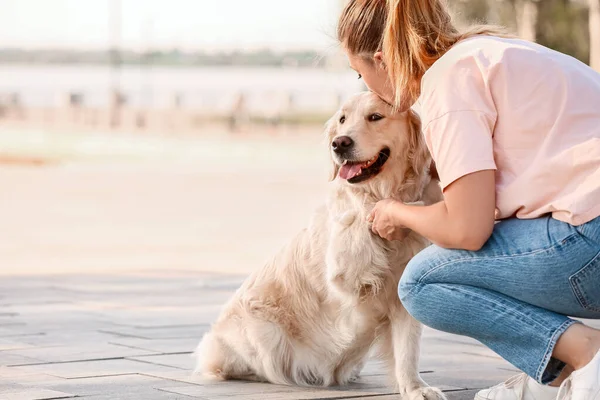 Ung Kvinna Med Söt Hund Promenader Utomhus — Stockfoto