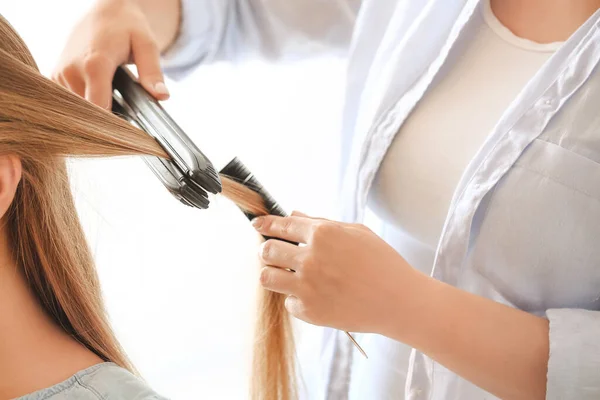 Hairdresser Working Client Beauty Salon Closeup — Stock Photo, Image