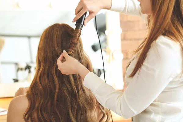 Peluquería Trabajando Con Cliente Salón Belleza —  Fotos de Stock