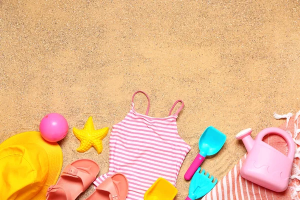 Set Strandzubehör Für Kinder Auf Sand Von Oben — Stockfoto