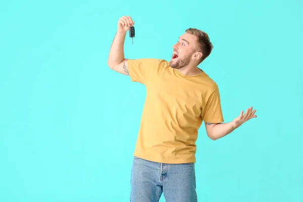 Glücklicher Junger Mann Mit Autoschlüssel Auf Farbigem Hintergrund — Stockfoto