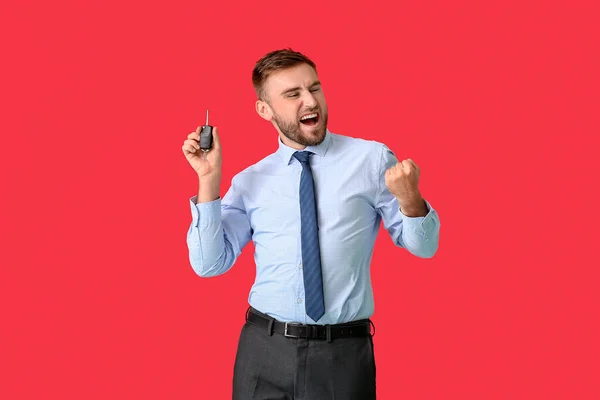 Glücklicher Junger Geschäftsmann Mit Autoschlüssel Auf Farbigem Hintergrund — Stockfoto