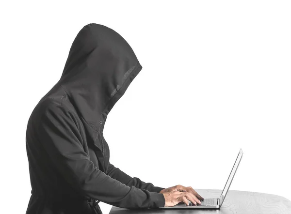 Professionelle Hacker Mit Laptop Tisch Vor Weißem Hintergrund — Stockfoto