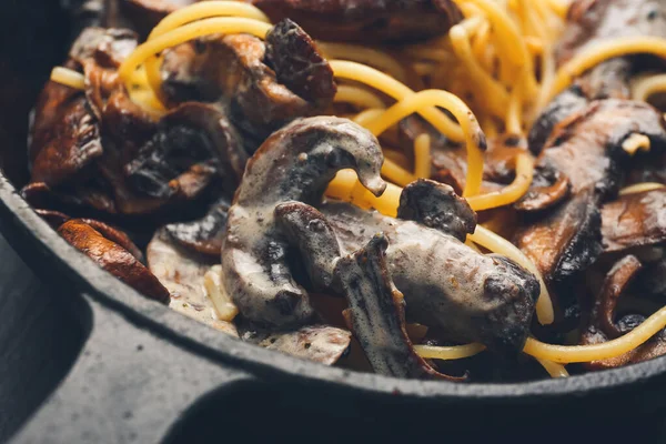 Braadpan Met Lekkere Pasta Champignons Close — Stockfoto