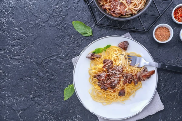 Bord Met Lekkere Pasta Champignons Donkere Achtergrond — Stockfoto