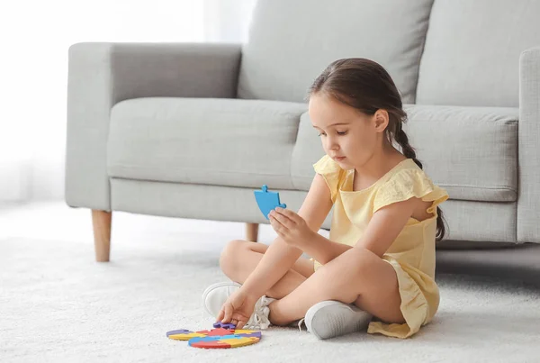 Little Girl Autistic Disorder Doing Puzzle Home — Stock Photo, Image