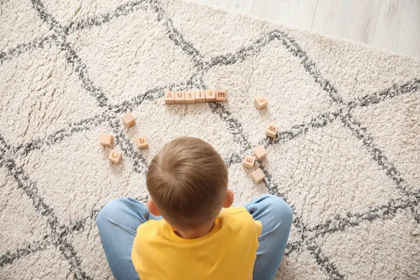 Kleiner Junge Mit Autistischer Störung Spielt Hause Mit Würfeln — Stockfoto