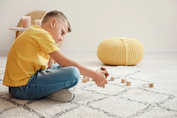 Liten Pojke Med Autistisk Störning Leker Med Leksak Hemma — Stockfoto