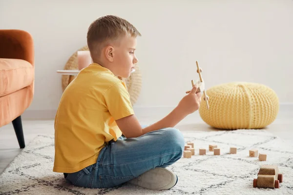 Kleiner Junge Mit Autistischer Störung Spielt Hause Mit Spielzeug — Stockfoto