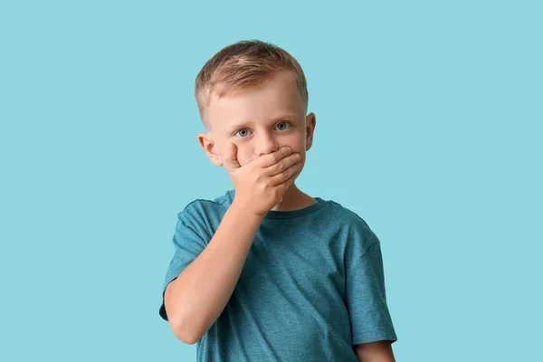 Liten Pojke Med Autistisk Sjukdom Täcker Munnen Färg Bakgrund — Stockfoto