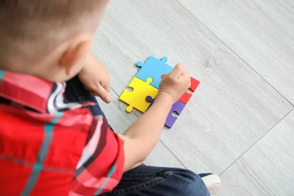Mały Chłopiec Zaburzeniami Autystycznymi Pobliżu Robi Puzzle Wewnątrz — Zdjęcie stockowe