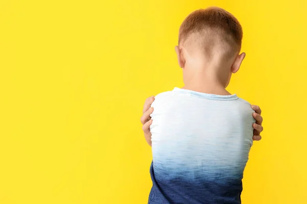 Trauriger Kleiner Junge Mit Autistischer Störung Auf Farbigem Hintergrund Rückseite — Stockfoto