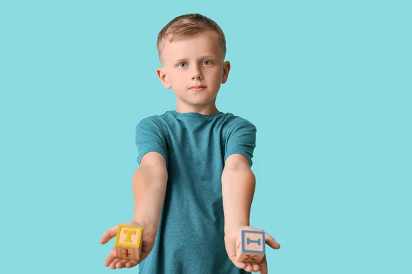 Kleiner Junge Mit Autistischer Störung Und Würfeln Auf Farbigem Hintergrund — Stockfoto