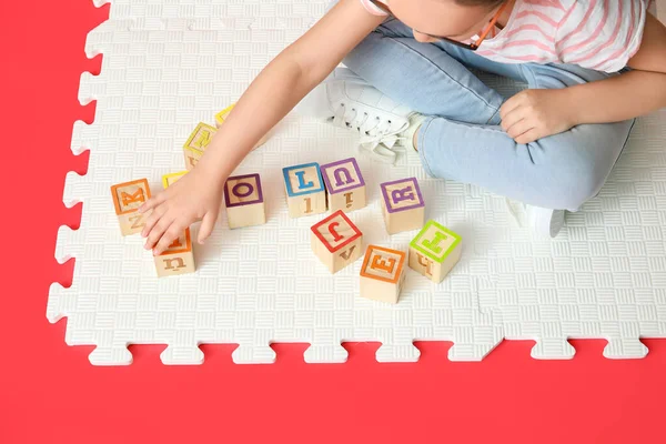 Little Girl Autistic Disorder Playing Cubes — Stock Photo, Image