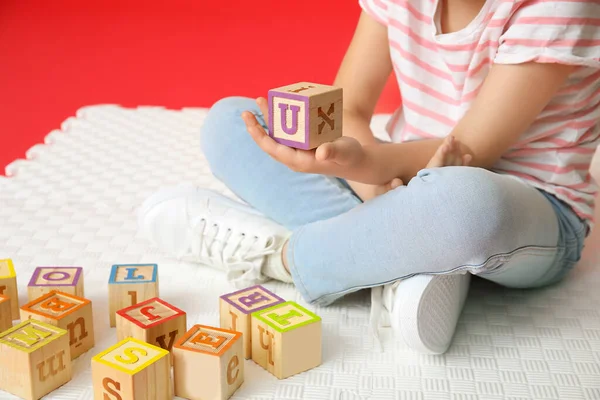 Little Girl Autistic Disorder Playing Cubes — Stock Photo, Image