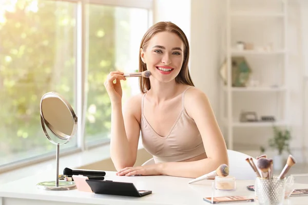 Mujer Joven Haciendo Maquillaje Casa — Foto de Stock