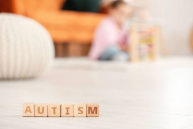 Ahşap küplerle yerde AUTISM yazılıydı.
