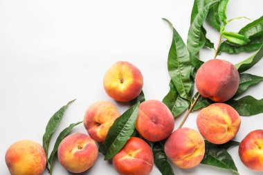 Pek çok olgun şeftali hafif arkaplanda