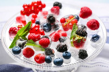 Buz ve donmuş böğürtlen standı