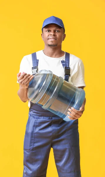 Uomo Consegna Afro Americano Con Bottiglia Acqua Sfondo Colore — Foto Stock