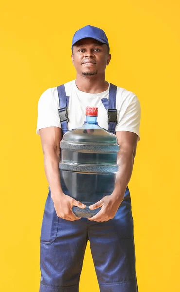 African American Delivery Man Bottle Water Color Background — Stock Photo, Image