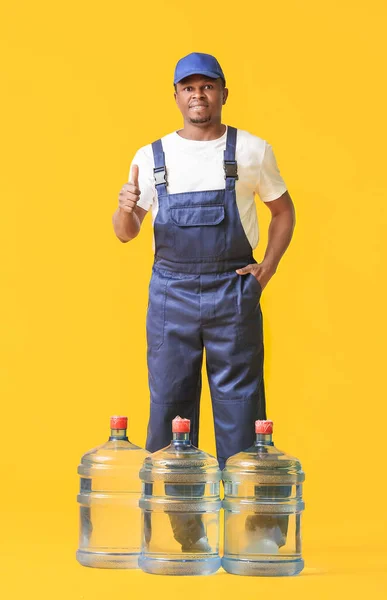 Uomo Consegna Afro Americano Con Bottiglie Acqua Che Mostrano Gesto — Foto Stock