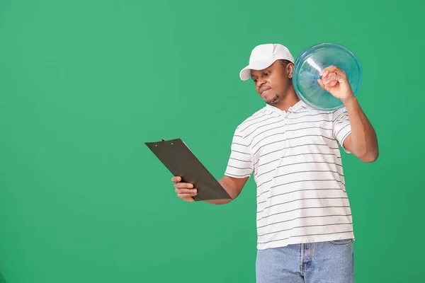 Homem Entrega Afro Americano Com Garrafa Água Fundo Cor — Fotografia de Stock