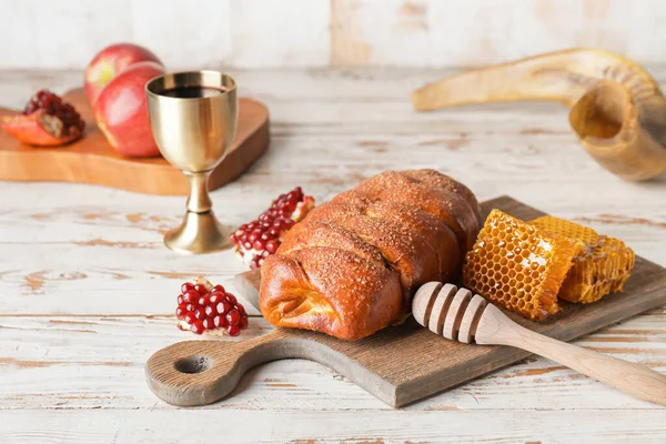Ballı Challah, nar ve masanda şarap bulunan kutsal kadeh. Rosh Hashanah (Yahudi Yeni Yılı) kutlaması