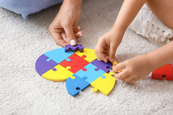 Little Girl Autistic Disorder Mother Doing Puzzle Home — Stock Photo, Image