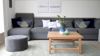 Modern oturma odasının iç mimarisi.