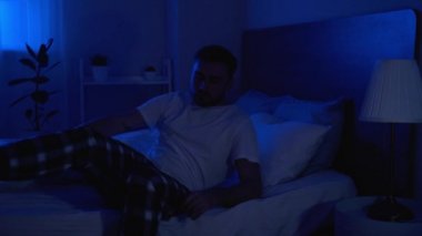 Geceleri erkek uyurgezer yatak odasında