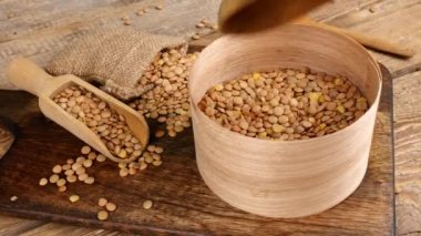 Tahta masadaki kutudan kaşıkla mercimek almak