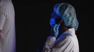 Kadın doktor koyu bir geçmişi olan hastayı muayene ediyor.