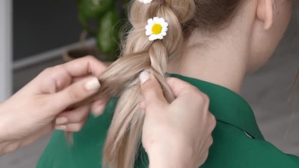 Woman Doing Beautiful Hair Young Girl Closeup — Stock Video