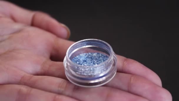 Hand Med Vacker Kosmetisk Glitter Närbild — Stockvideo