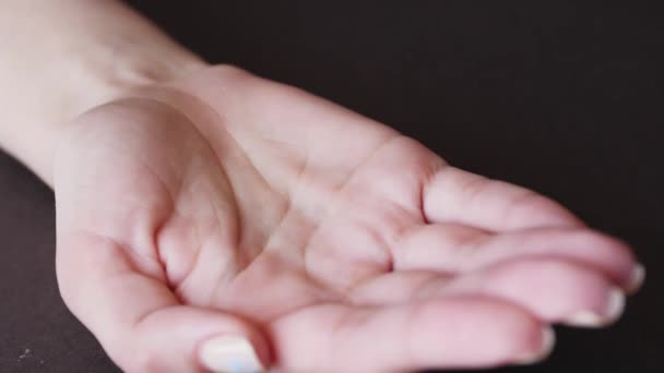 Caída Hermoso Brillo Cosmético Mano Femenina Primer Plano — Vídeo de stock