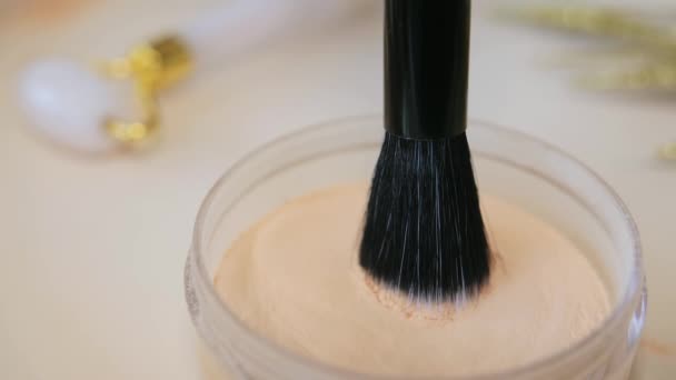 Makyaj Fırçasının Kozmetik Tozuna Batırılması Yakın Plan — Stok video