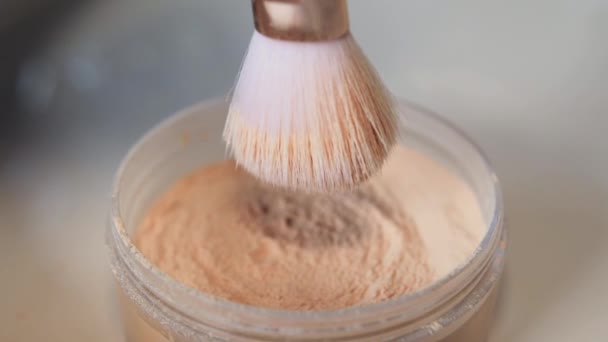 Trempage Pinceau Maquillage Dans Poudre Cosmétique Gros Plan — Video