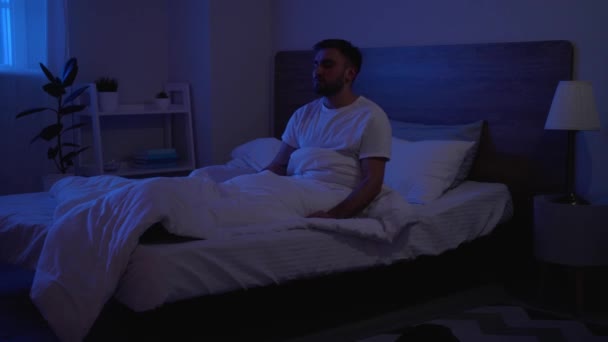 Geceleri Erkek Uyurgezer Yatak Odasında — Stok video