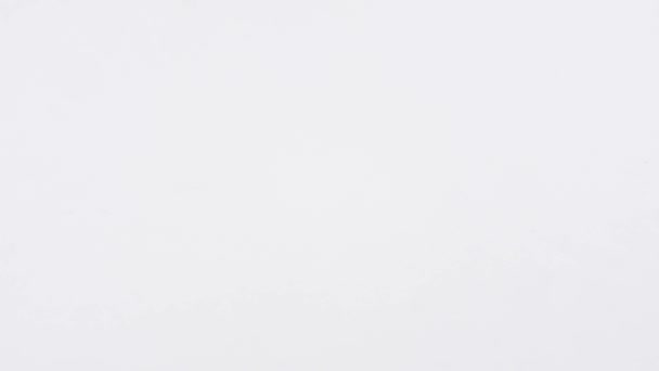 Femme pratiquant la calligraphie, vue rapprochée