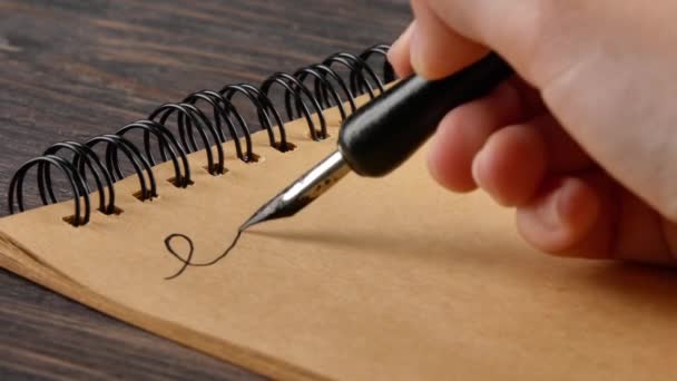 Mujer Practicando Caligrafía Mesa Primer Plano — Vídeos de Stock