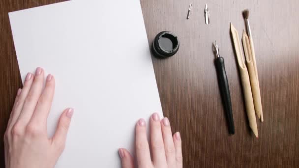 Femme Maladroite Renversant Encre Sur Une Feuille Papier Propre Table — Video