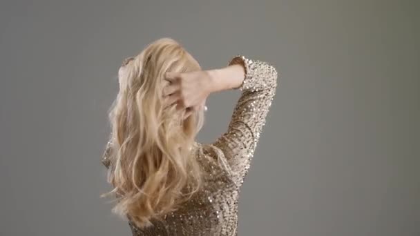 Красивая Молодая Женщина Вьющимися Волосами Сером Фоне — стоковое видео