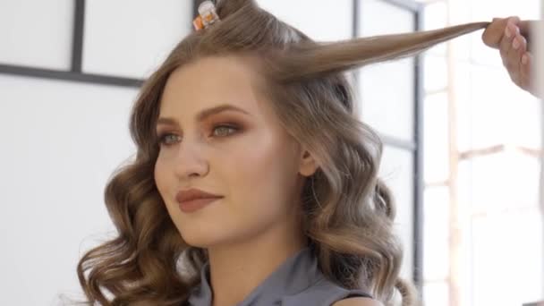 Güzellik Salonunda Müşteriyle Çalışan Kuaför Yakın Plan — Stok video